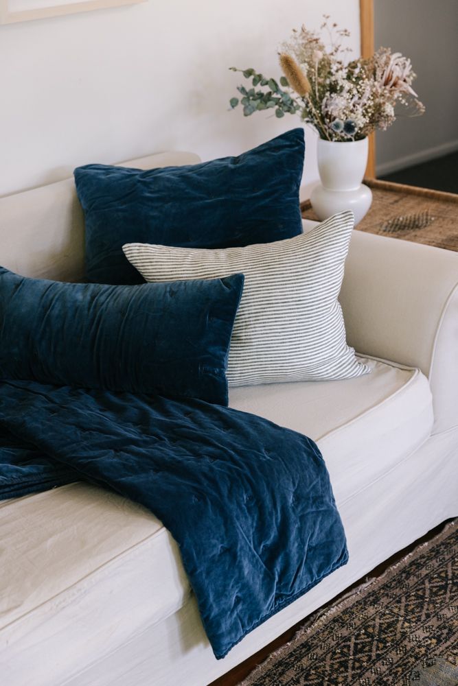 MASON BEE VELVET CUSHION NAVY 60X60